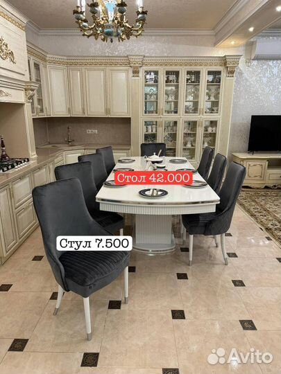 Стол и стулья новые. Кухонный стол