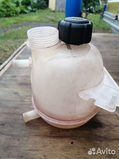 Расширительный бачок на Ниссан Альмера