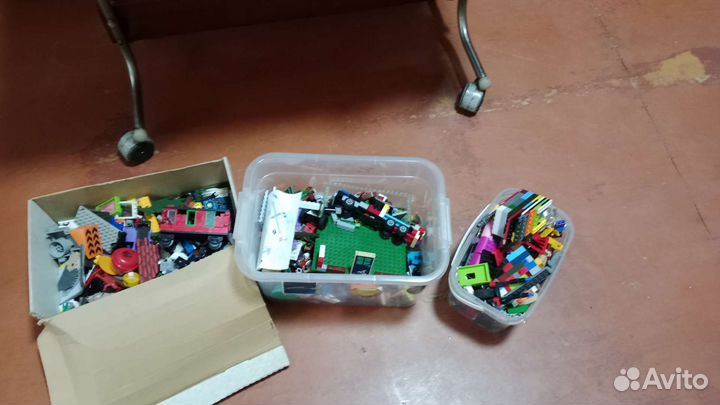 Три коробки лего
