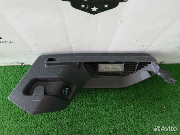 Обшивка багажника правая Volkswagen Golf