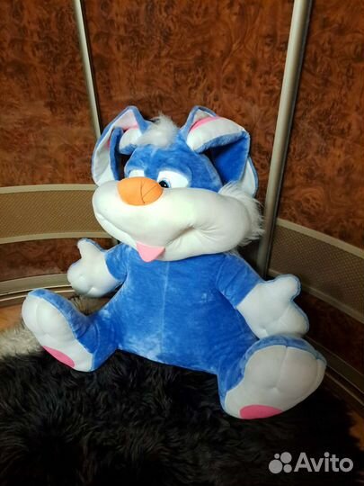 Большой плюшевый синий заяц