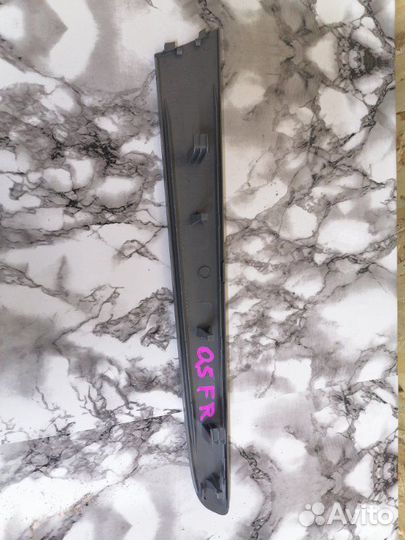 Молдинг на дверь передний правый Audi Q5 cdnf 2010