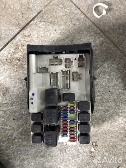 Блок предохранителей под капотом Infiniti Fx35