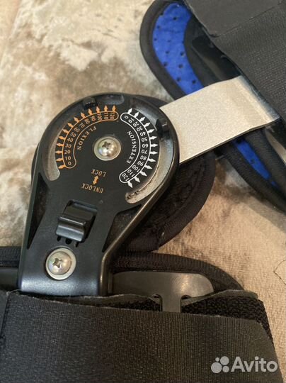 Брейс на коленный сустав