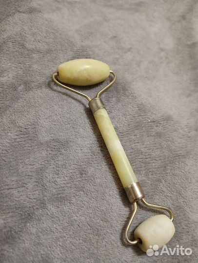 Нефритовый роликовый массажёр для лица и шеи