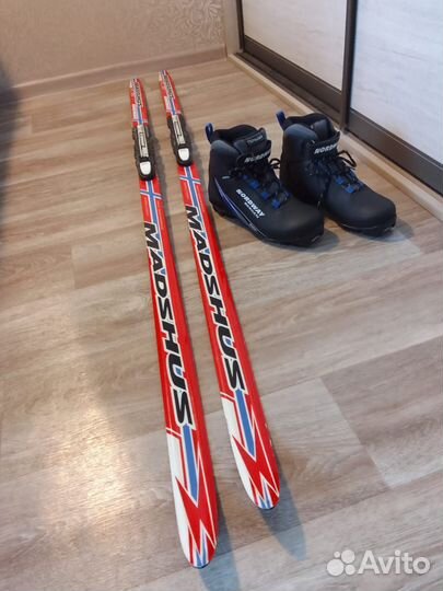 Лыжные ботинки и лыжи