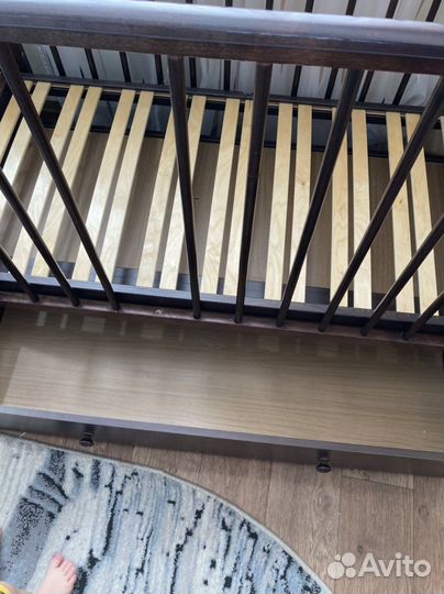 Детская кроватка с маятником и ящиком