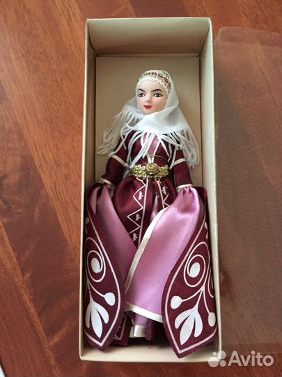 Коллекционная фарфоровая кукла