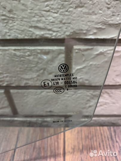 Volkswagen Jetta 5 Стекло двери задней левой