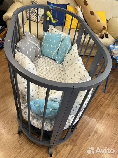 Детская кроватка с маятником