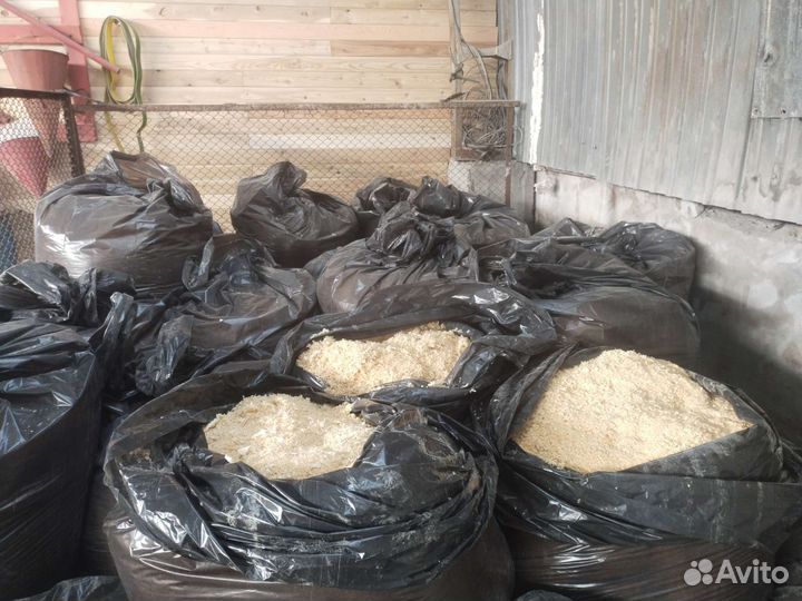 Сухие опилки в мешках