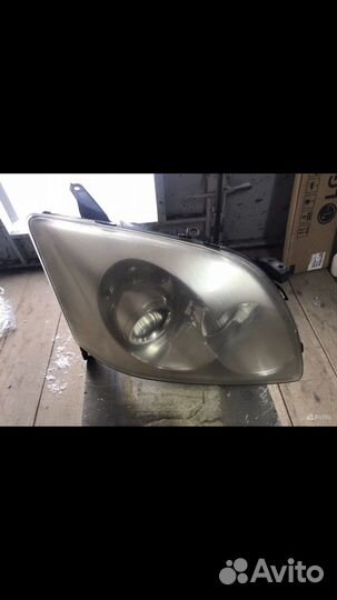 Фара правая Toyota avensis 2005 год