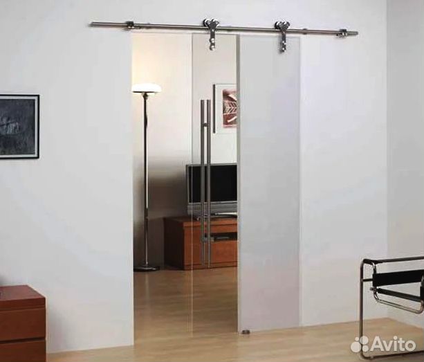 Стеклянная дверь