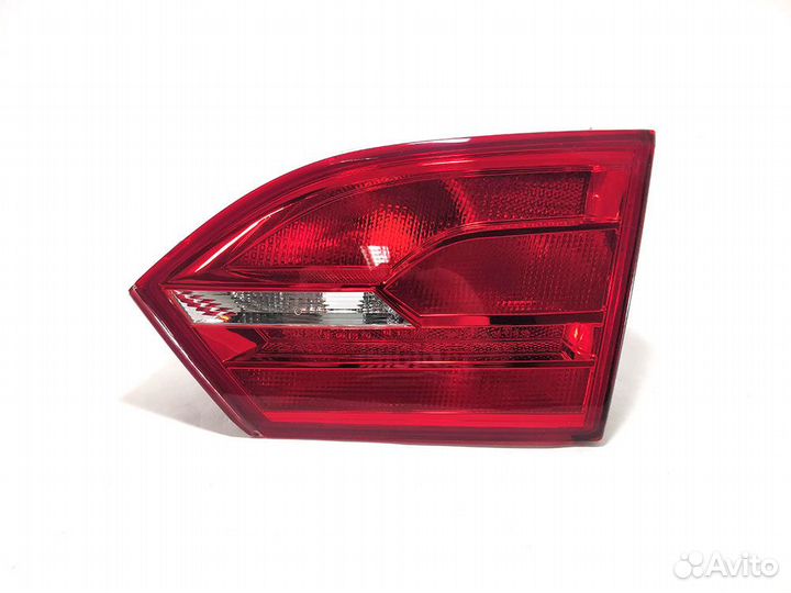 Фонарь правый задний в крышку багажника Jetta 6