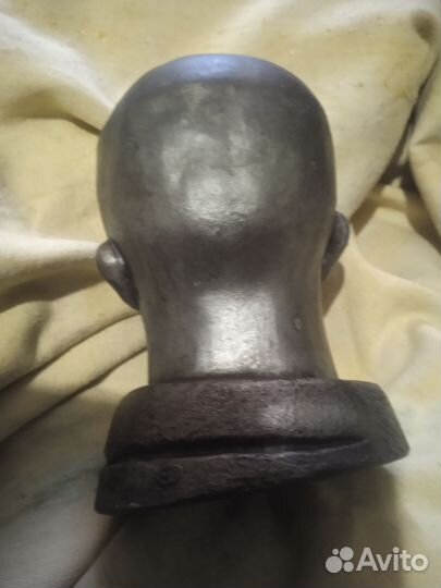 Статуэтка Ю. Гагарин