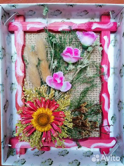 Картина из сухоцветов красная