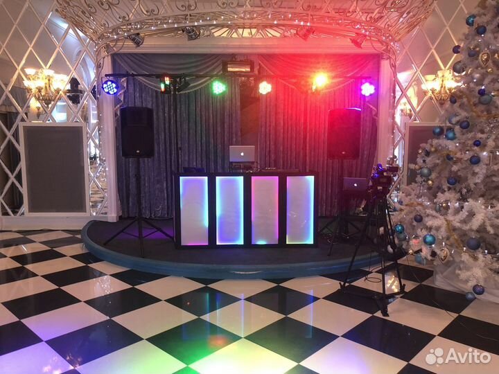 Диджей/звукорежиссёр с оборудованием