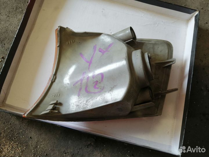 Поворотник правый на toyota chaser 100