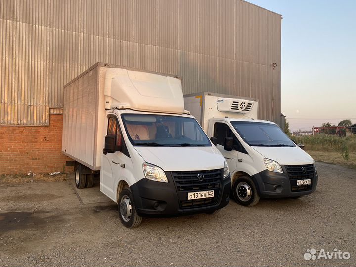 Водитель экспедитор со своим грузовым авто