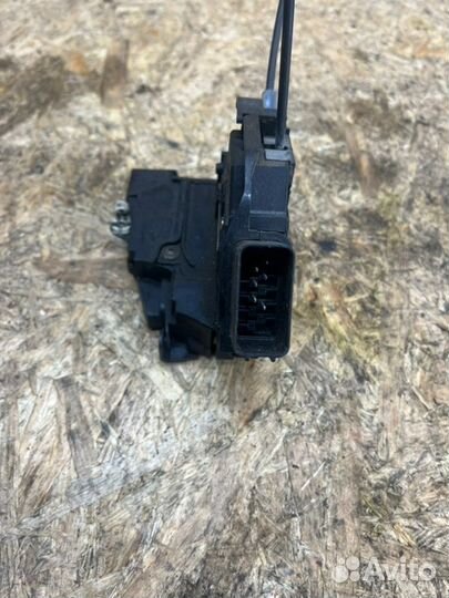 Замок двери задний правый Mazda 3 BK 2.0 2006