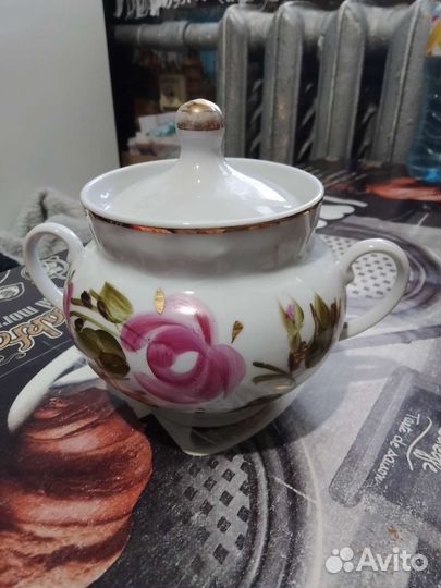 Сахарница и чашки