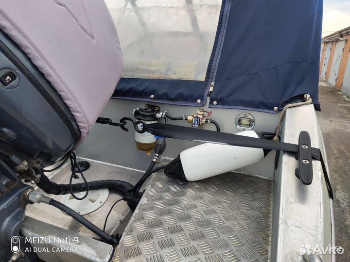 Лодка с мотором и прицепом