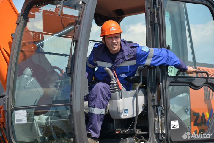 Машинист колесного полноповоротного экскаватора