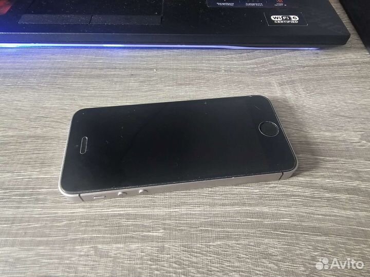 Телефон iPhone se 2016