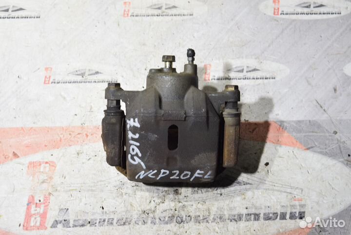 Суппорт перед лево c Toyota Funcargo NCP20 2NZ-FE