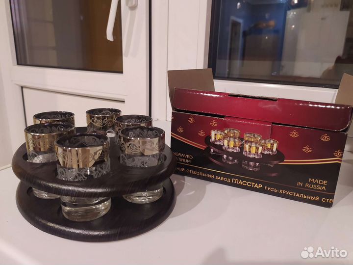 Стопки на деревянной подставке