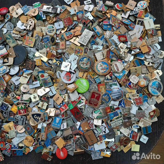 1000 штук различных значков СССР