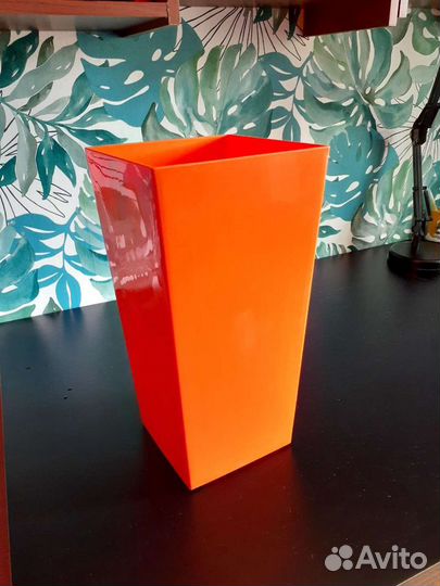 Пластиковый горшок для выращивания растений