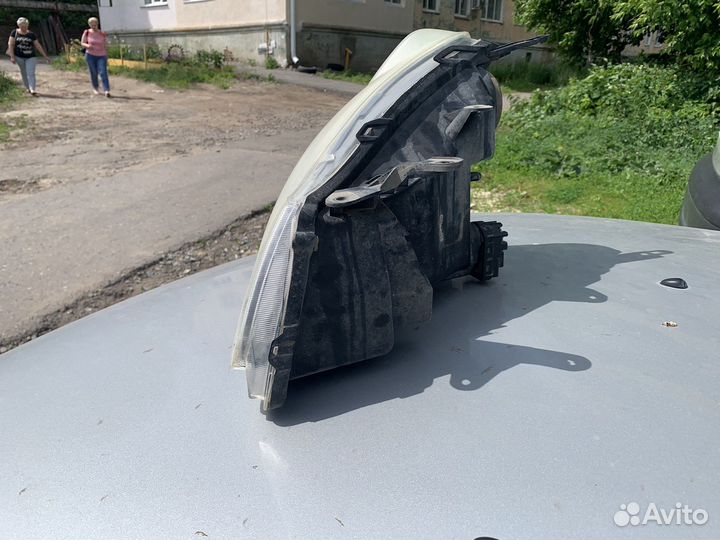 Права фара Nissan Almera G15