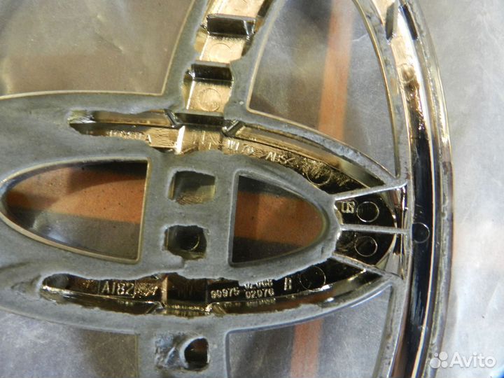 Эмблема решетки радиатора - Toyota Land Cruiser200