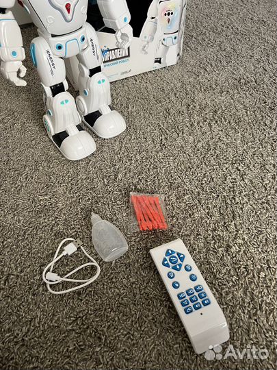 Робот на пульте управления