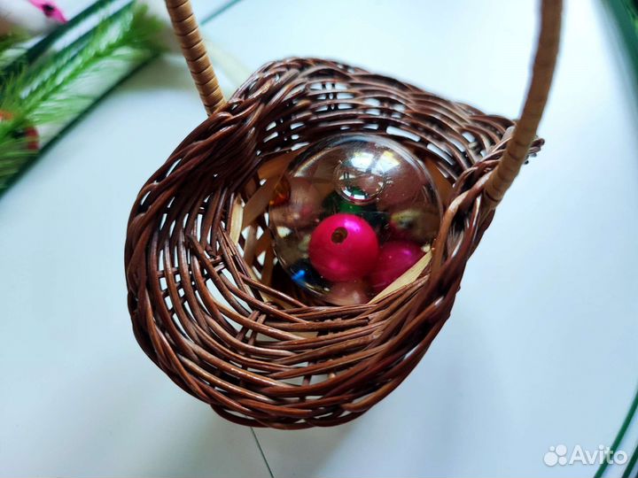 Корзинка плетеная сувенир шарик с бусинами девочке