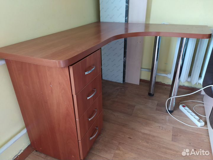 Компьютерный стол бу с полкой