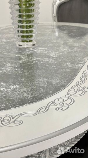 Стол и стулья в гостиную. В наличии