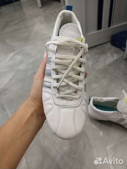Футбольные бутсы adidas