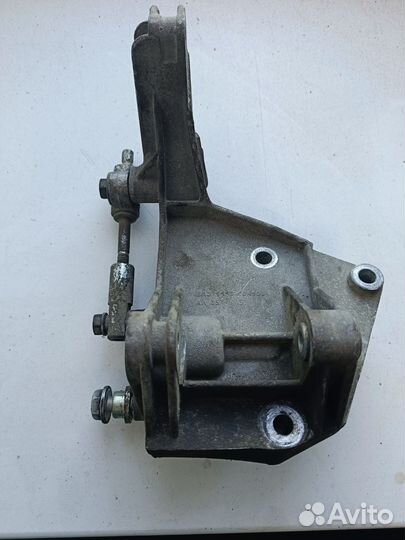 Кронштейн натяжителя ремня генератора Калина 1