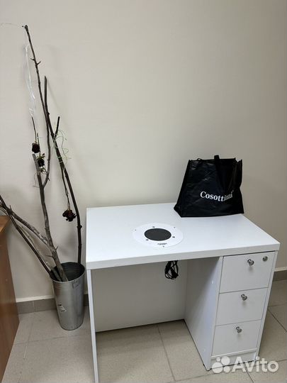 Маникюрный стол