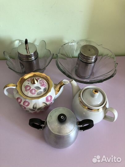 Вазы, сахарницы, солонка, чайники