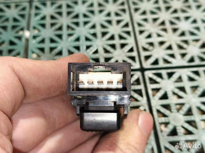 Кнопка cтеклoподъёмника suваru Legаcy В10