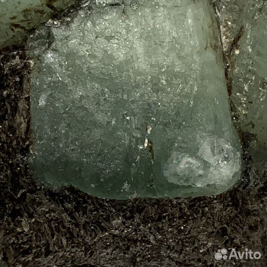 Зелёный берилл в слюдите