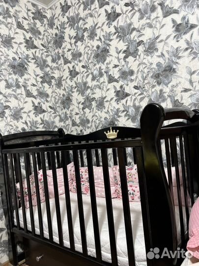 Детская кроватка с маятником и ящиком