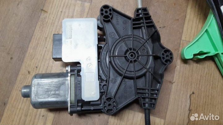 Стеклоподъемник с моторчиком задний левый