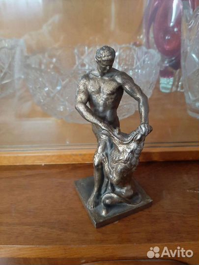 Статуэтка Самсон