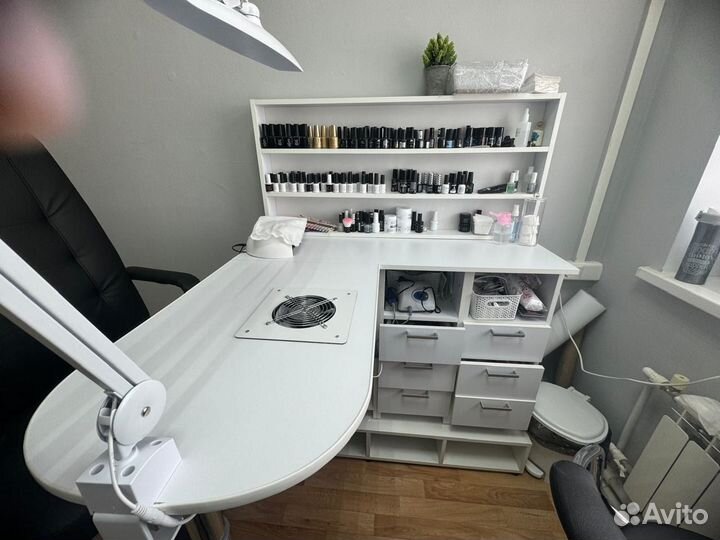 Маникюрный стол с вытяжкой