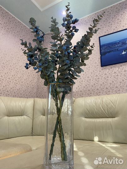 Цветочная ваза с веточками голубики