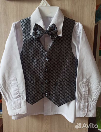 Рубашка, жилет и бабочка